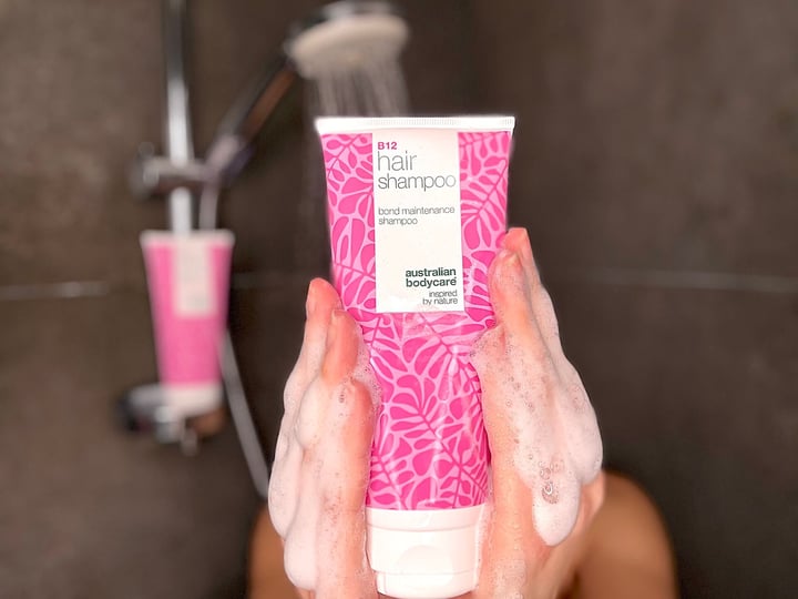Australian Bodycare B12 Hair Shampoo i hænder i bad