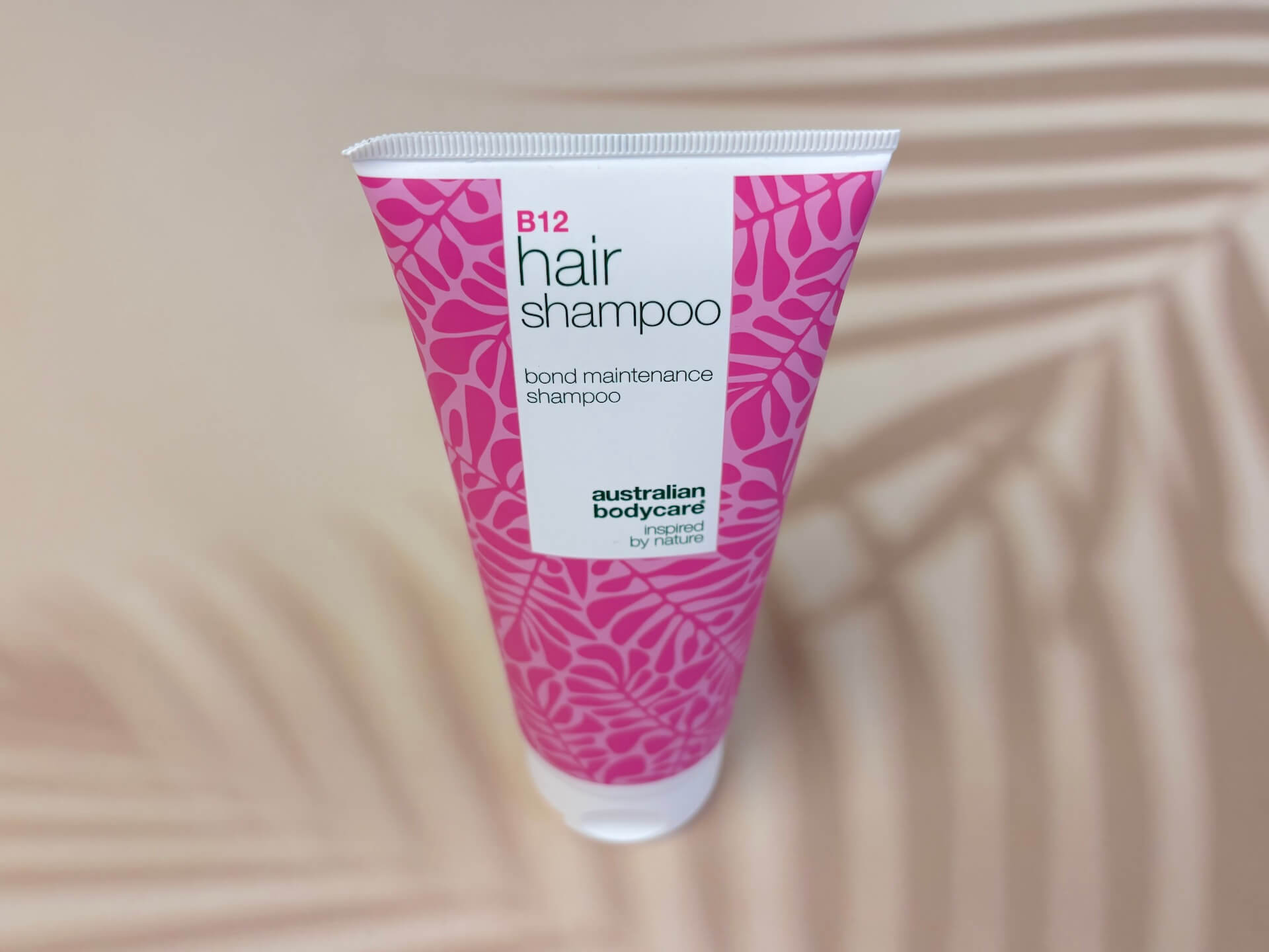 Australian Bodycare B12 Hair Shampoo på bord