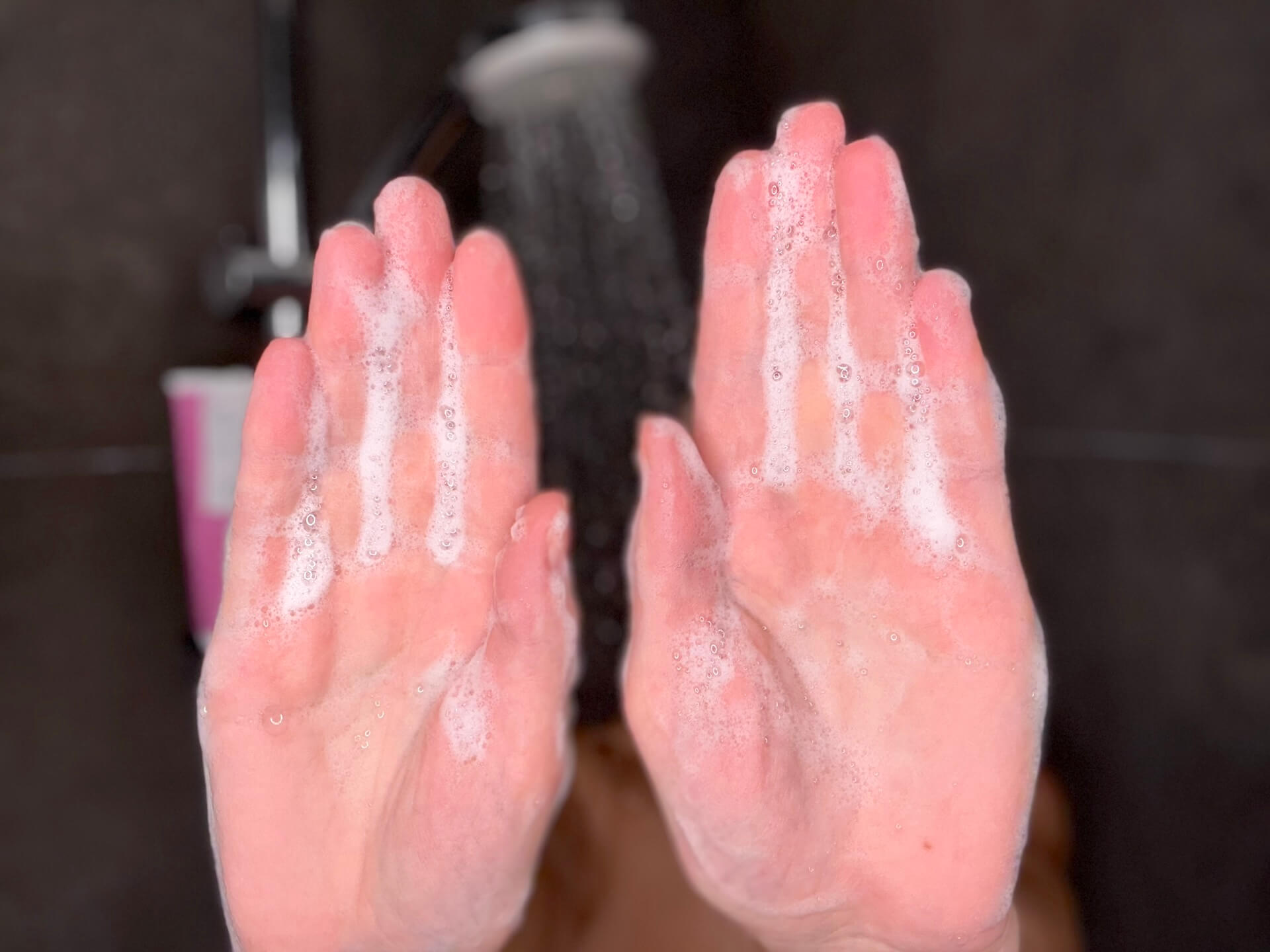 Australian Bodycare B12 Hair Shampoo skummet op i hænder