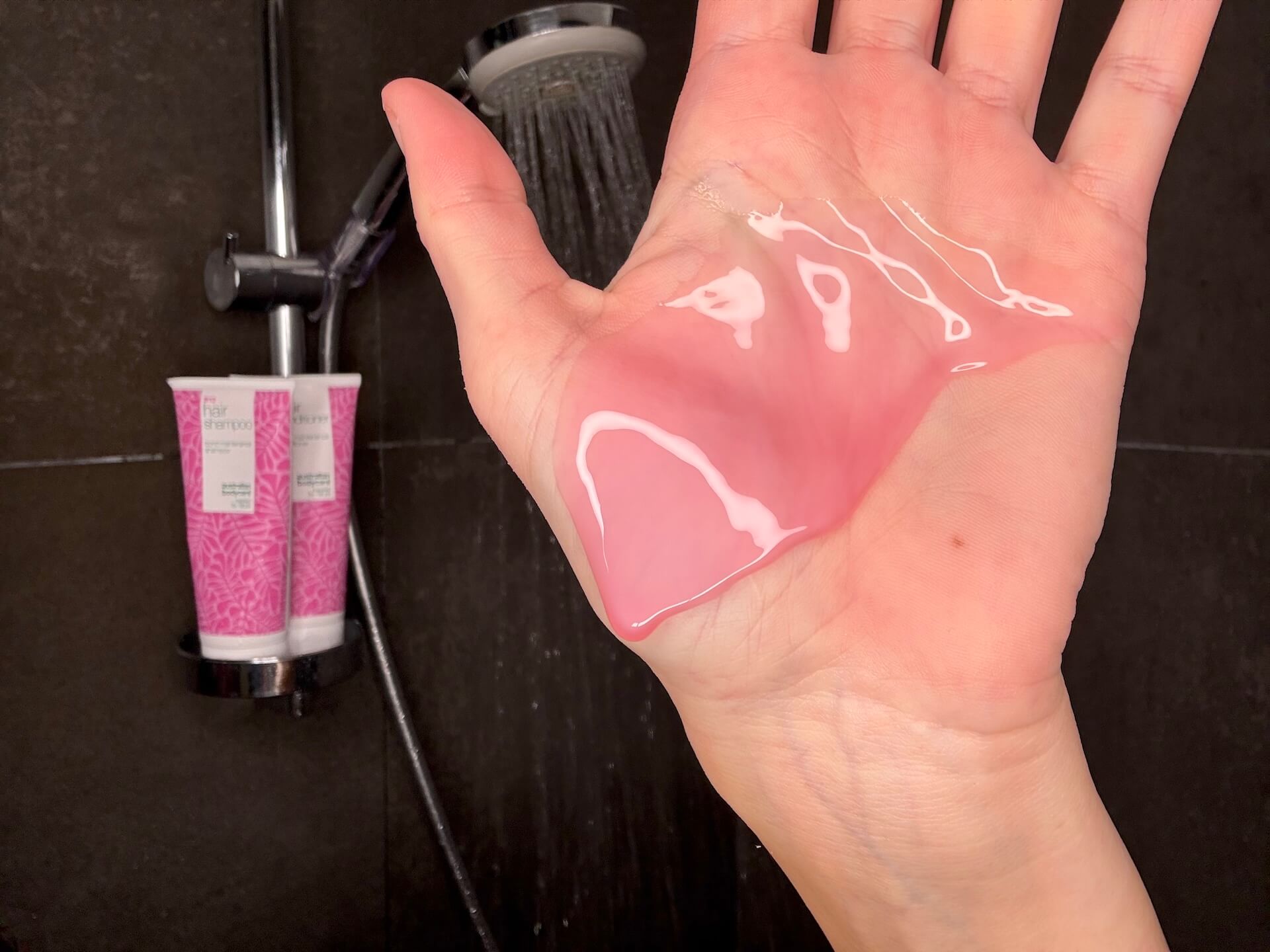 Australian Bodycare B12 Hair Shampoo trykket ud i hånd