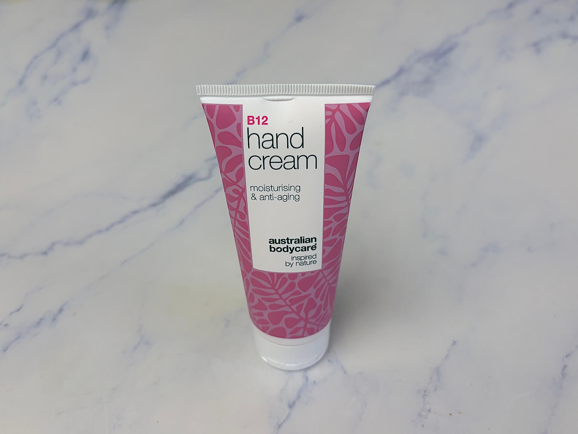 Australian Bodycare B12 Hand Cream på bord
