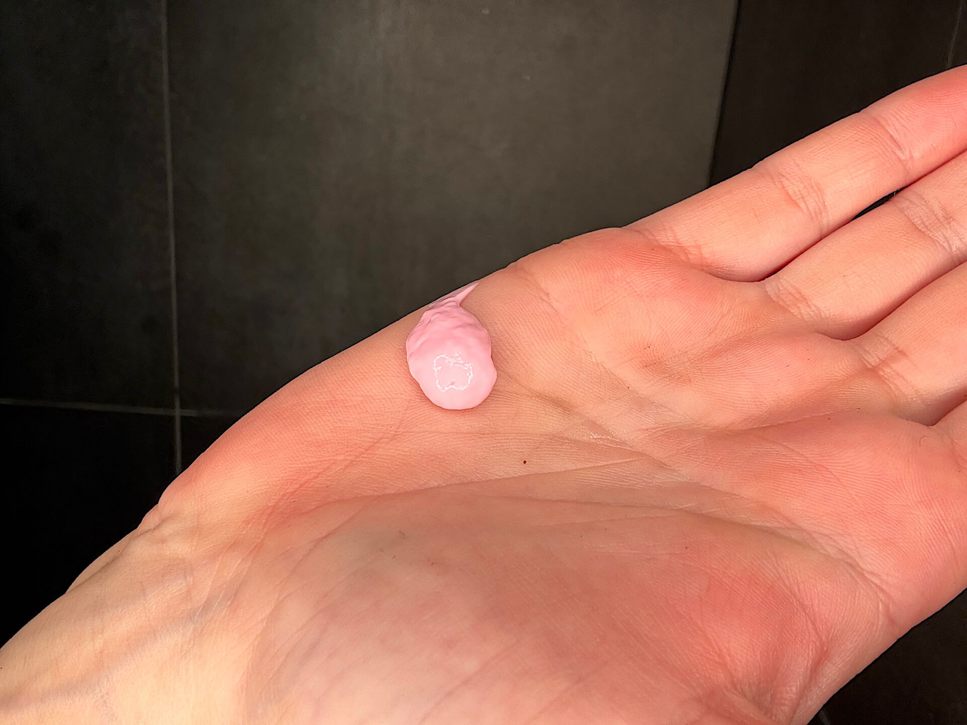 Australian Bodycare B12 Hand Cream trykket ud i hånd