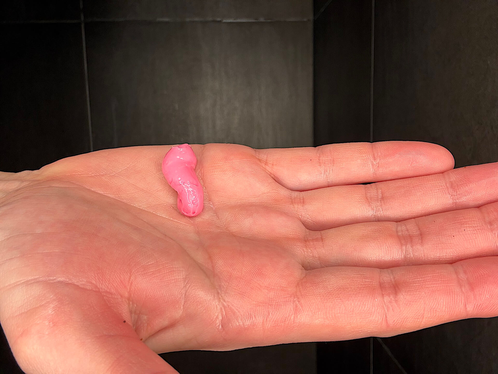 Australian Bodycare B12 Heel Cream trykker ud i hånd