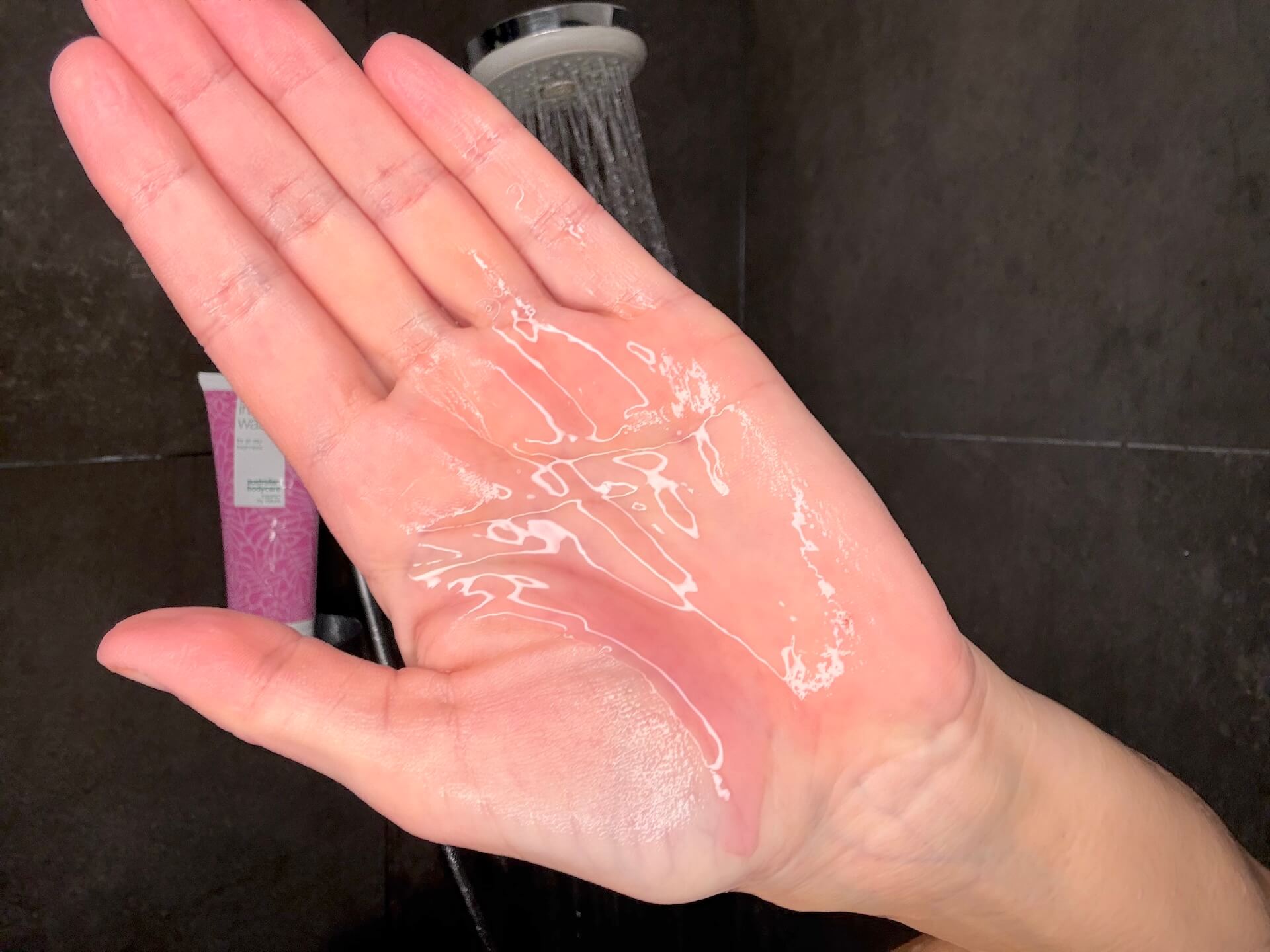 Australian Bodycare B12 Intim Wash trykket ud i hånd