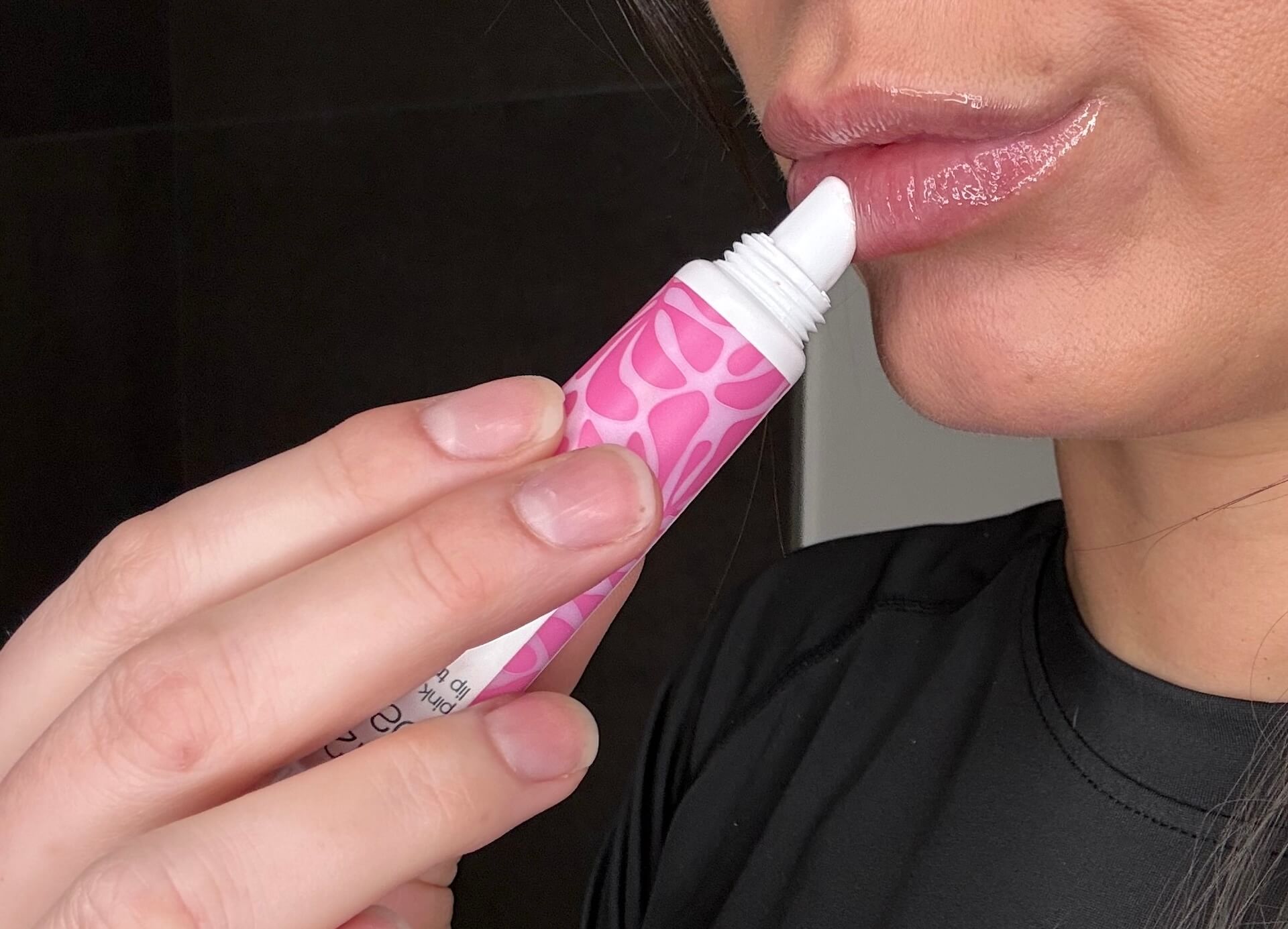 Australian Bodycare B12 Lip Balm kommes på læber