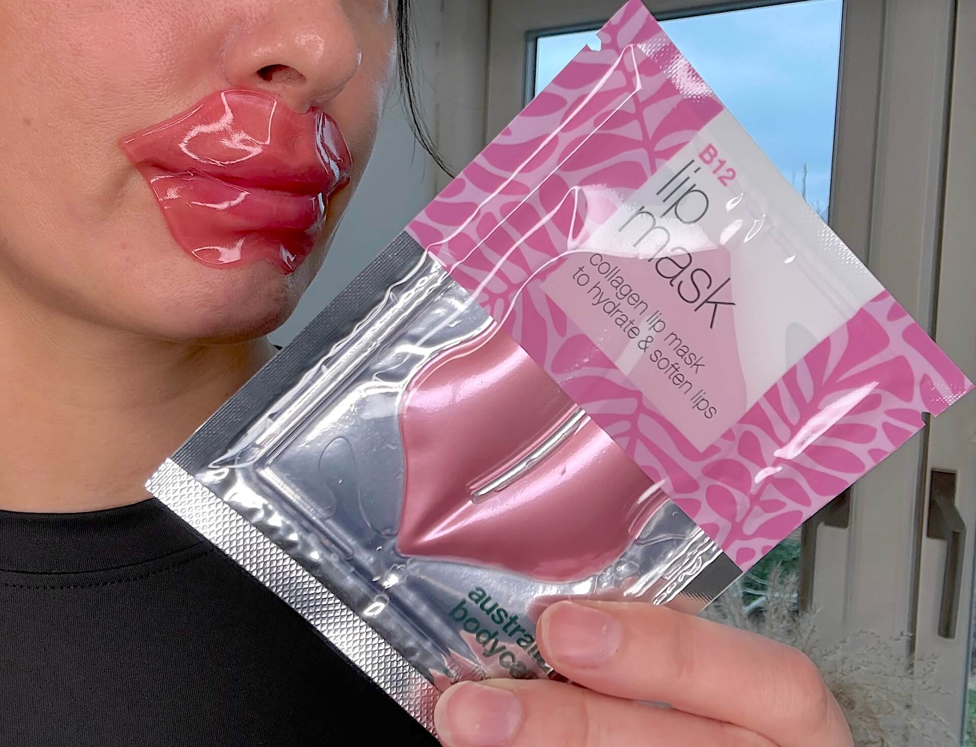 Australian Bodycare B12 Lip Mask i hånd foran læber med maske på