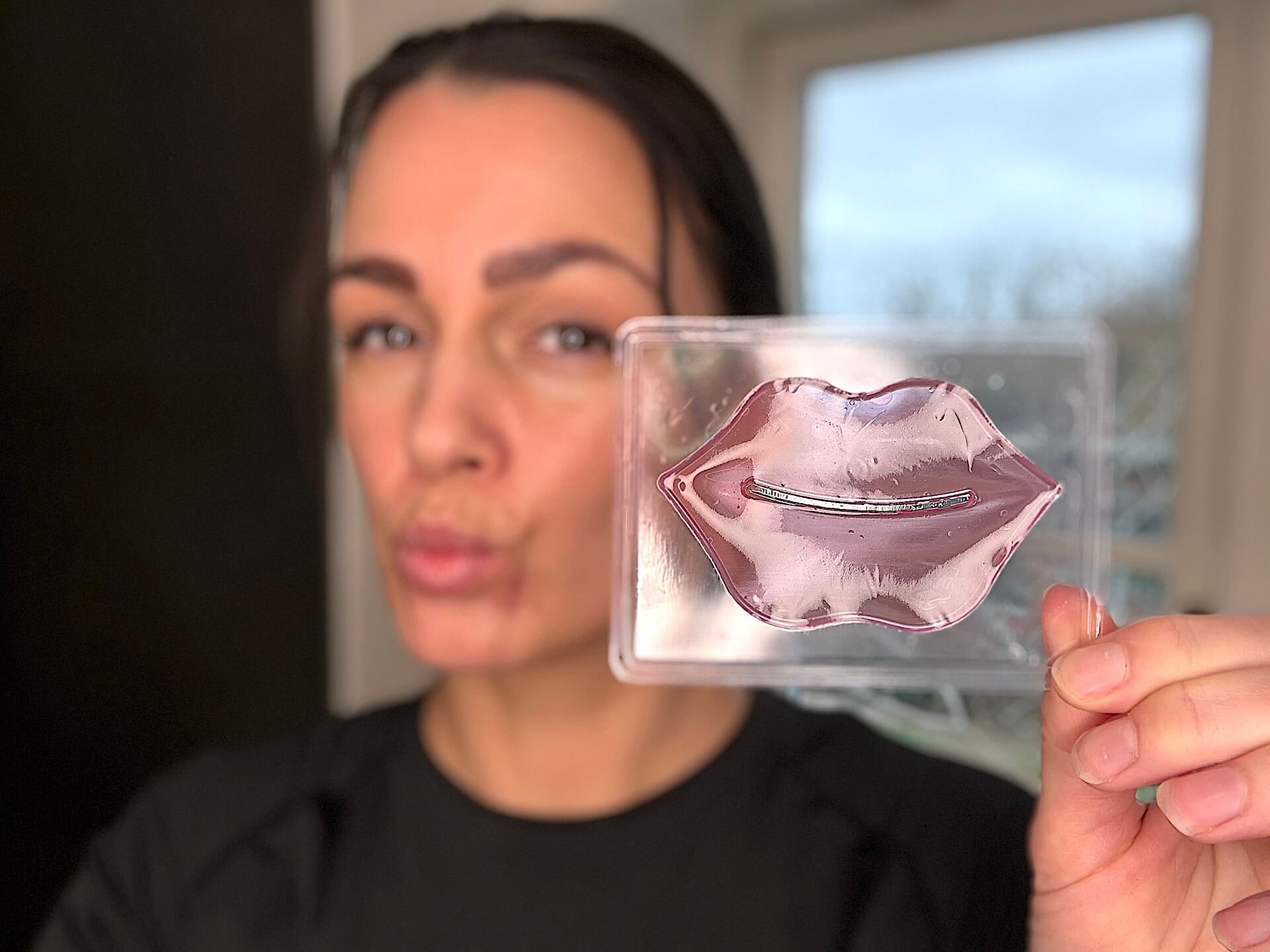 Australian Bodycare B12 Lip Mask med kvinde med kyslæber bagved