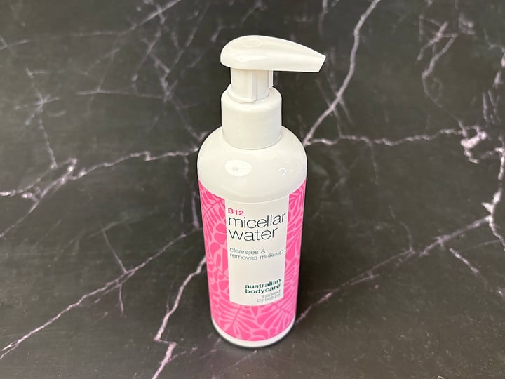 Australian Bodycare B12 Micellar Water på bord