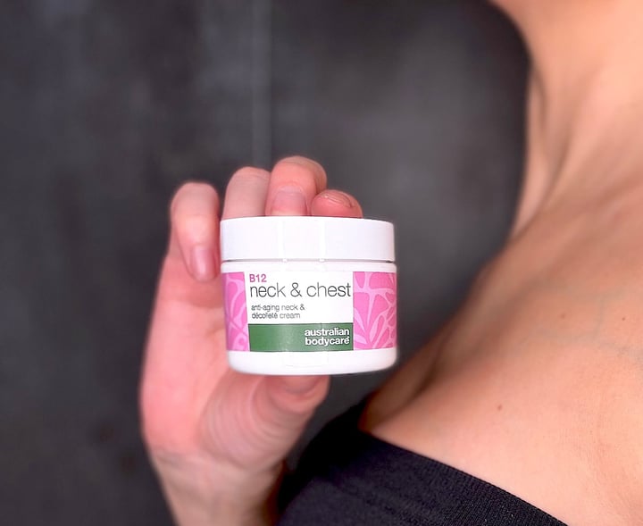 Australian Bodycare B12 Neck & Chest i hånd