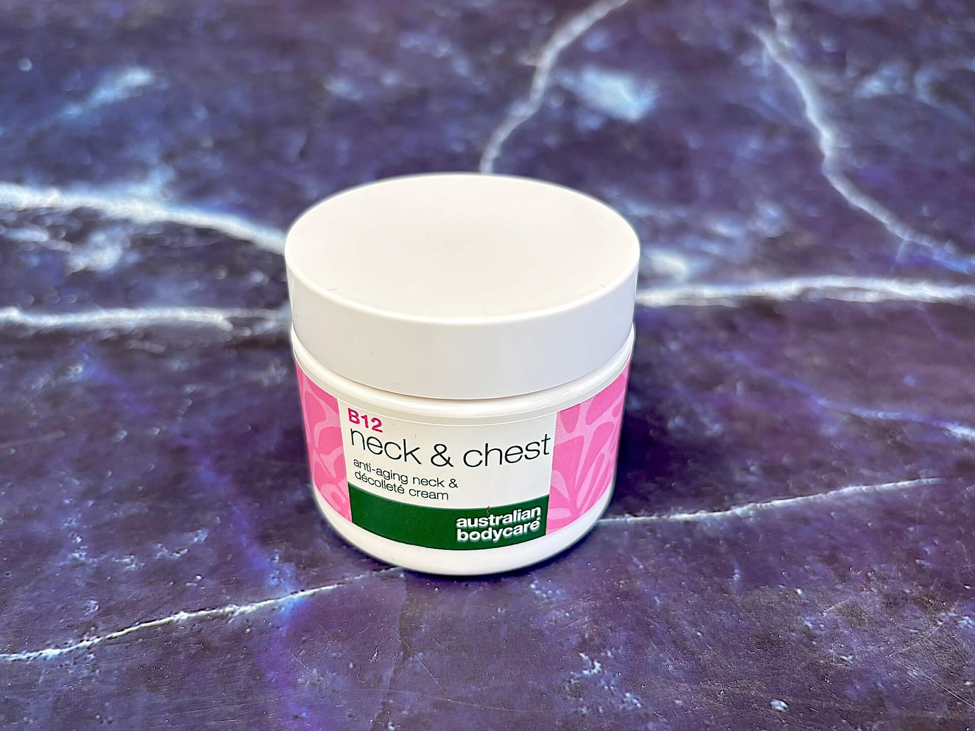Australian Bodycare B12 Neck & Chest på bord