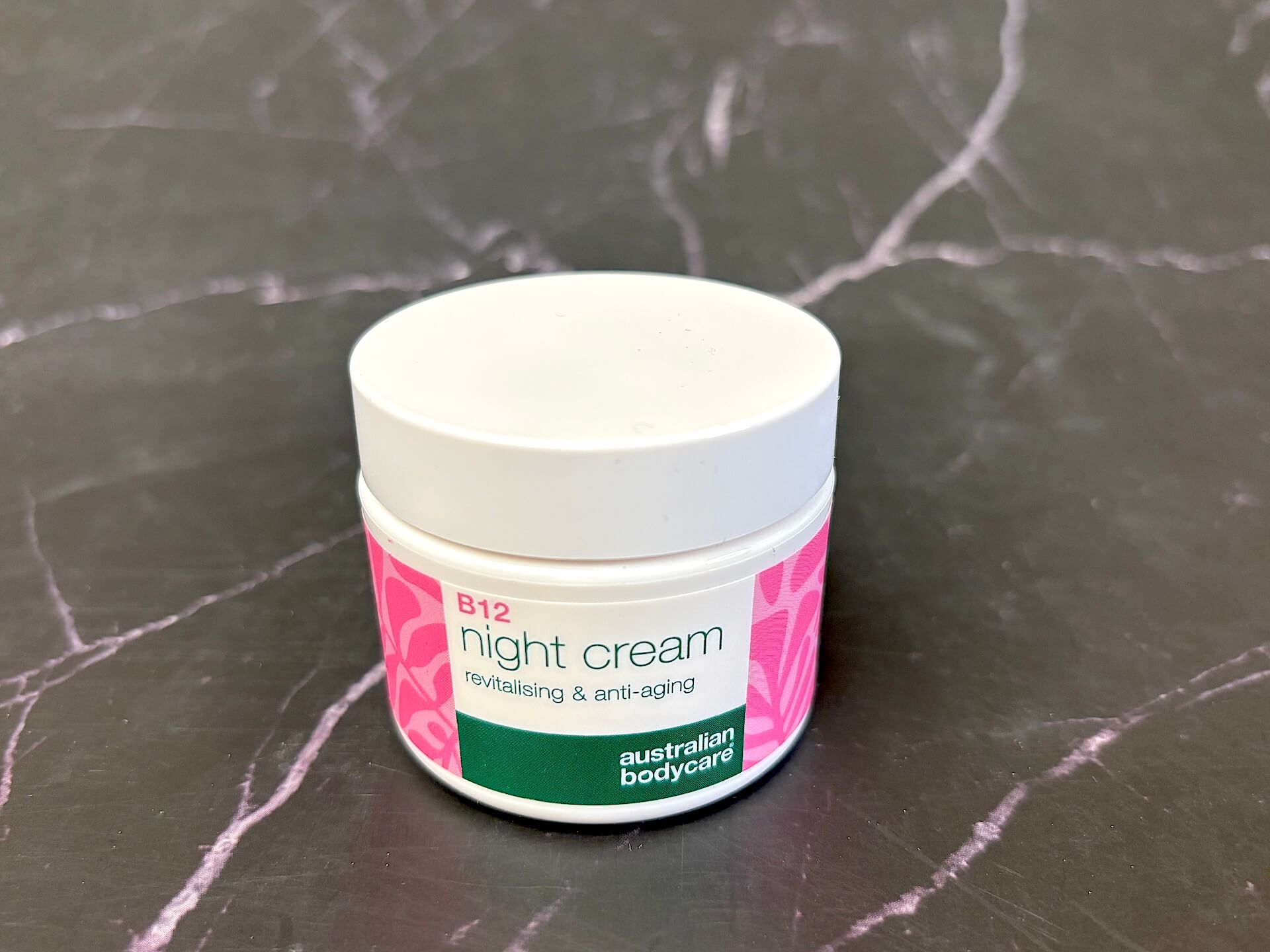 Australian Bodycare B12 Night Cream på bord