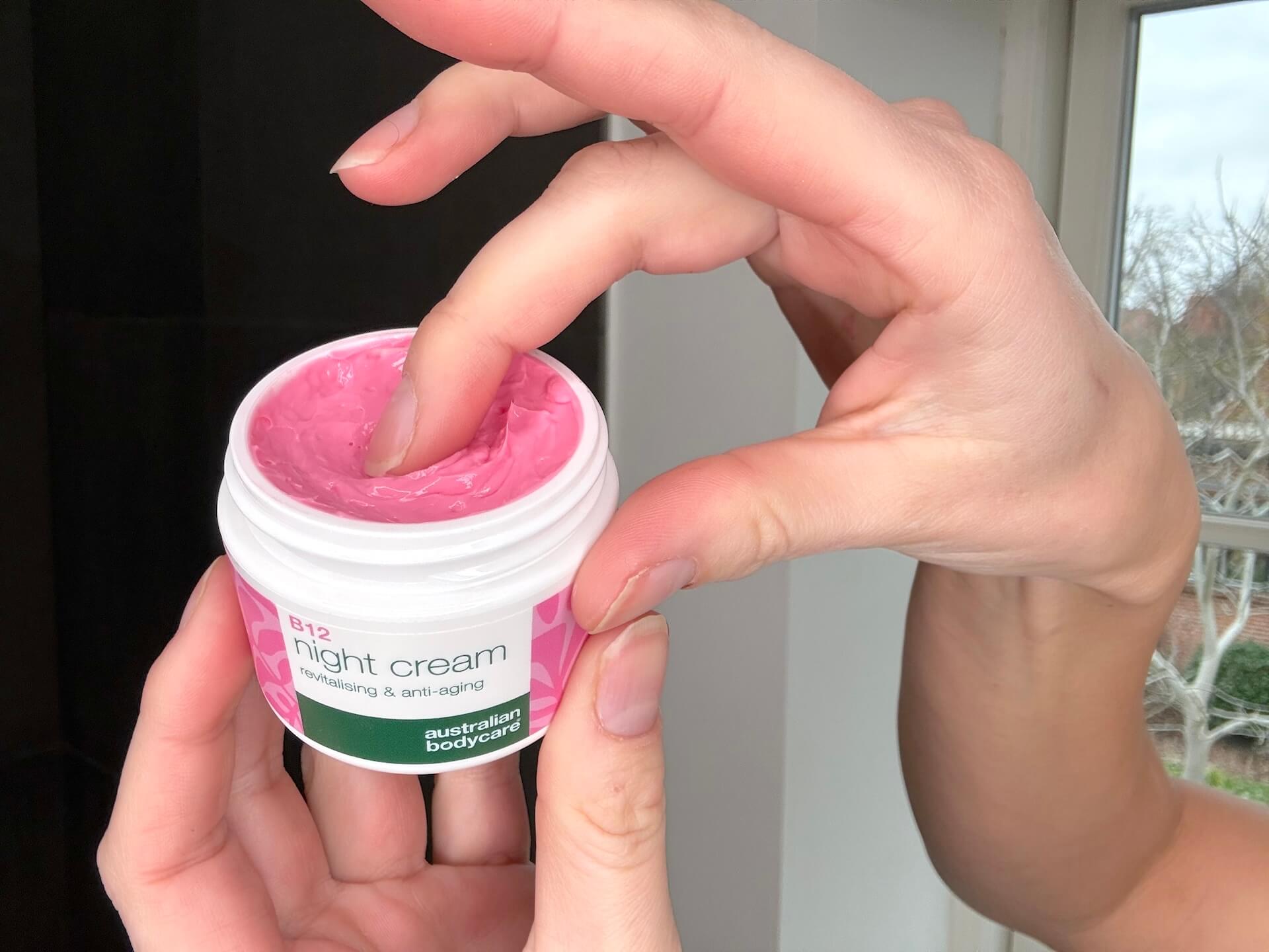 Australian Bodycare B12 Night Cream tages på finger