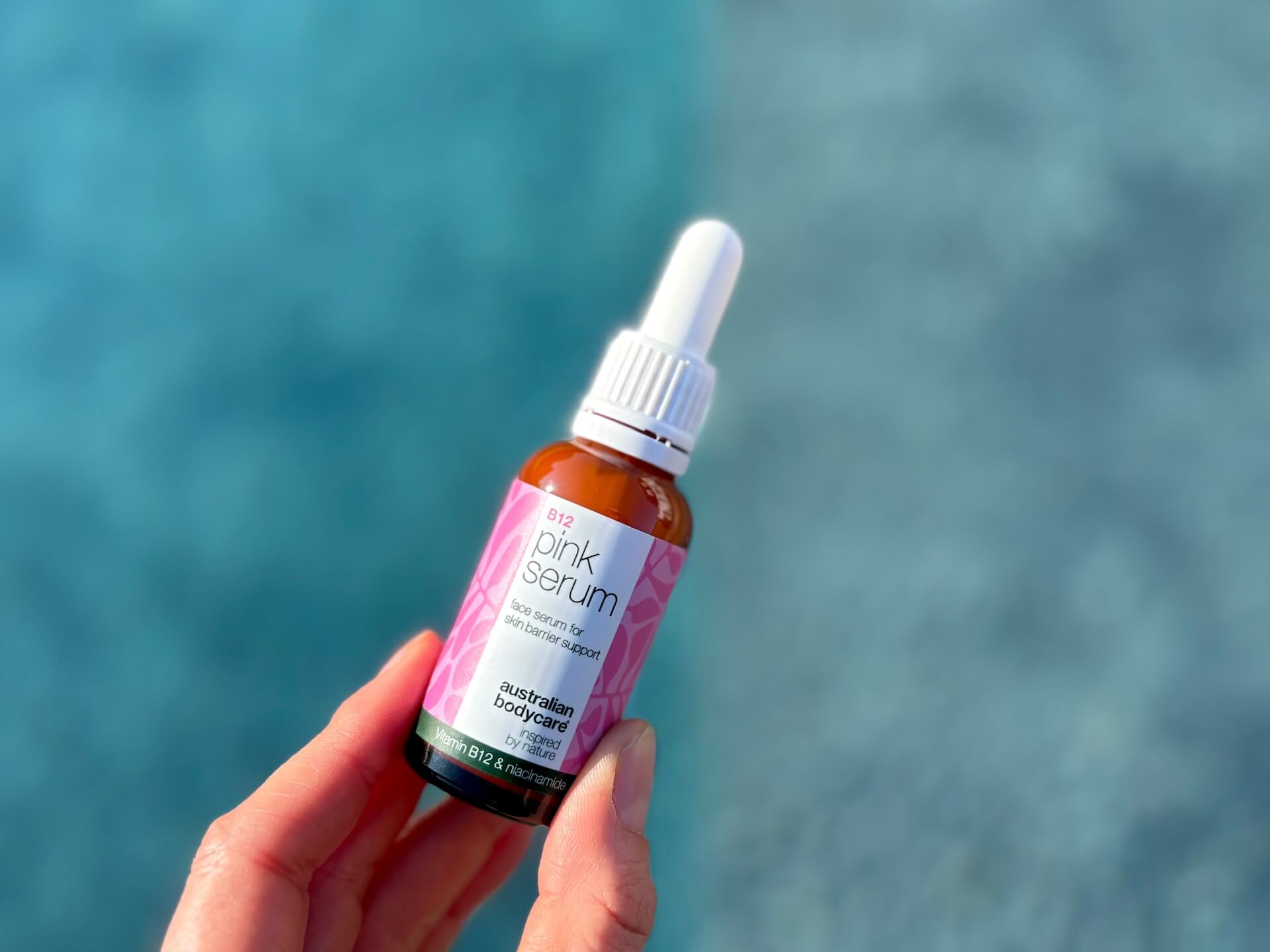 Australian Bodycare B12 Pink Serum i hånd