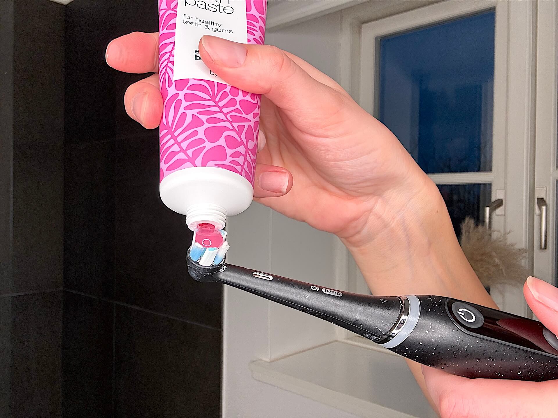Australian Bodycare B12 Tooth Paste kommes på tandbørste