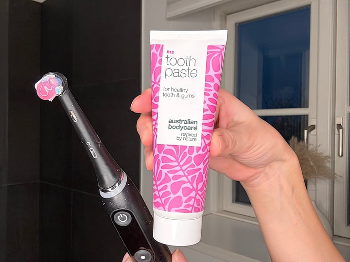 Australian Bodycare B12 Tooth Paste ved siden af elektrisk tandbørste