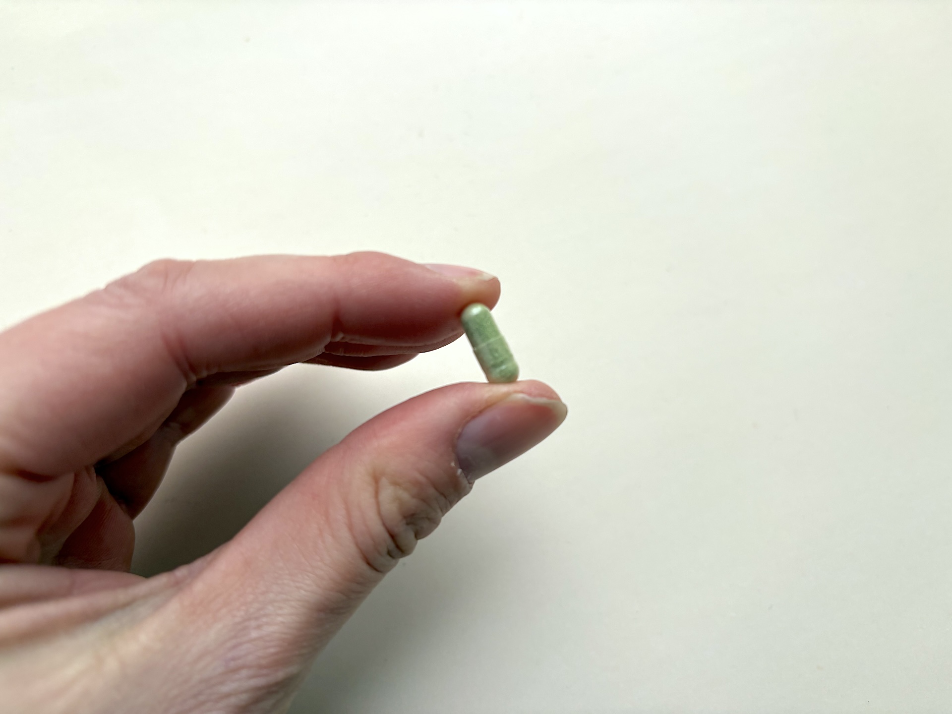 Australian Bodycare Biotin Vitamins mellem to fingre