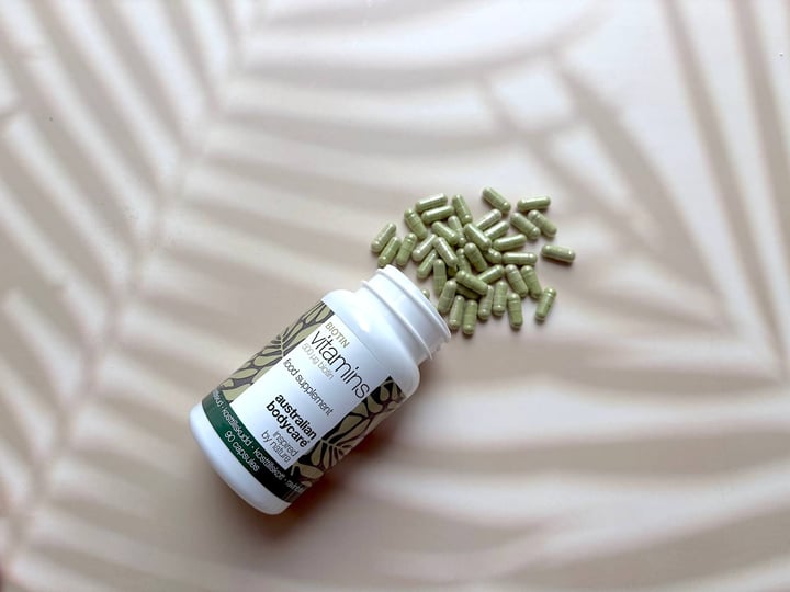 Australian Bodycare Biotin Vitamins på bord