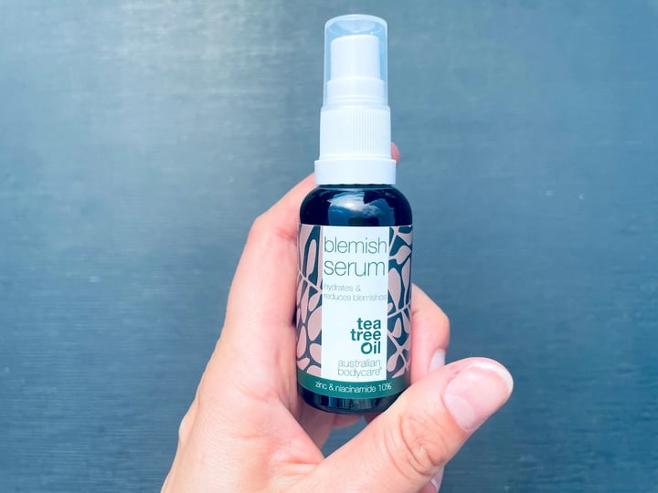 Australian Bodycare Blemish Serum i en hånd