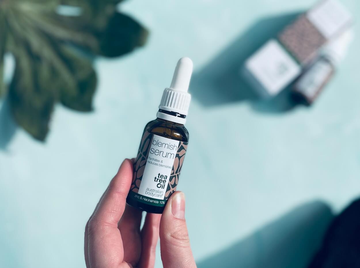 Australian Bodycare Blemish Serum i hånd