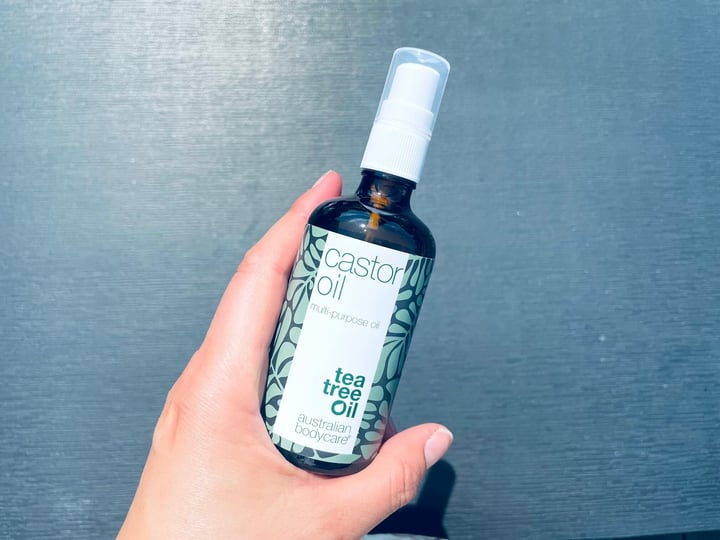 Australian Bodycare Castor Oil i hånd