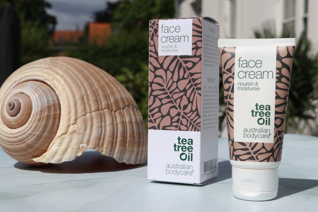 Australian Bodycare Face Cream ved siden af konkylie