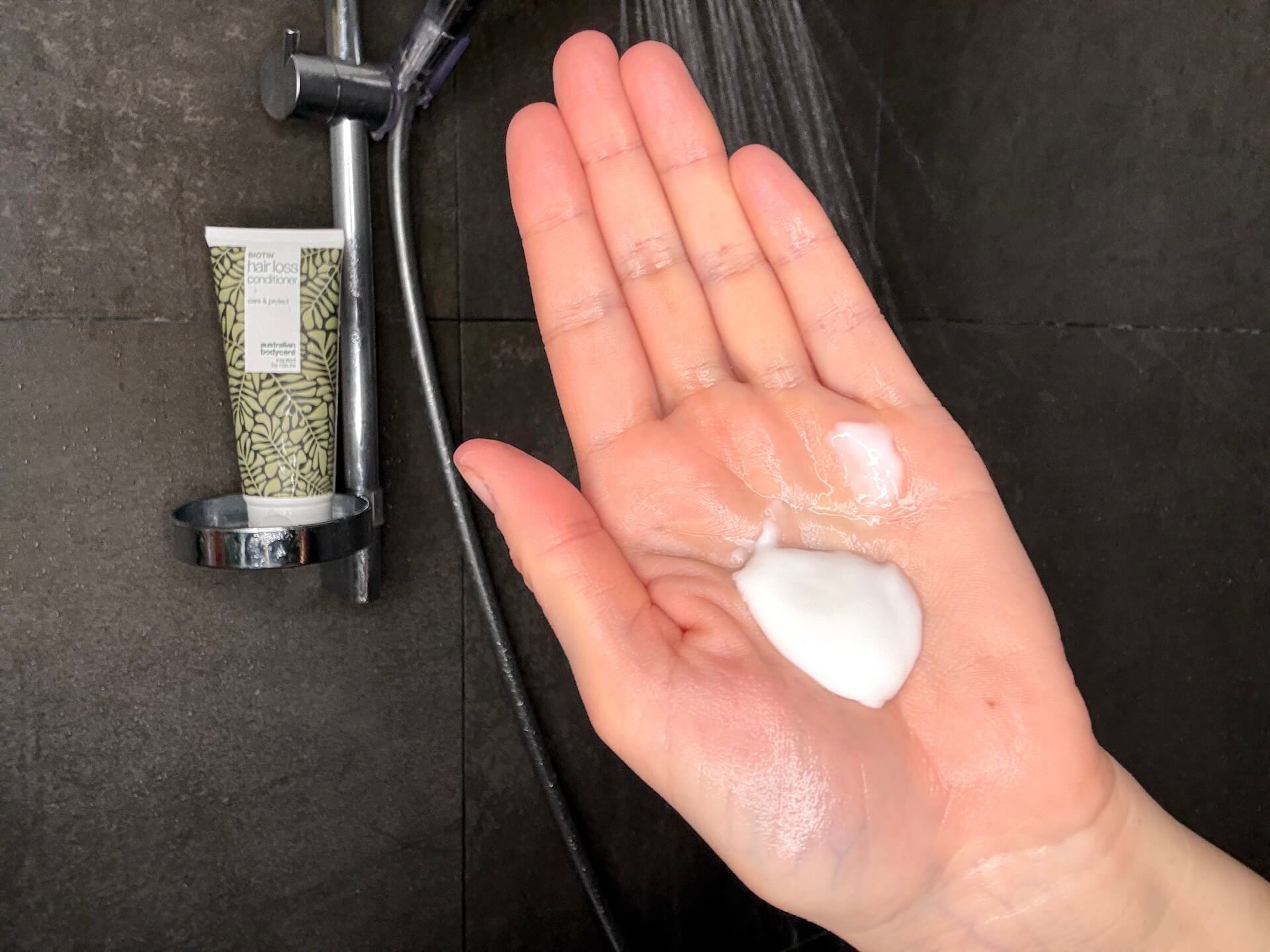 Australian Bodycare Hair Loss Conditioner i håndflade