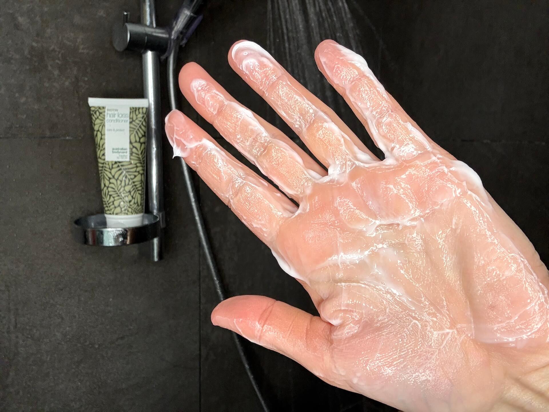 Australian Bodycare Hair Loss Conditioner smurt ud i hånd