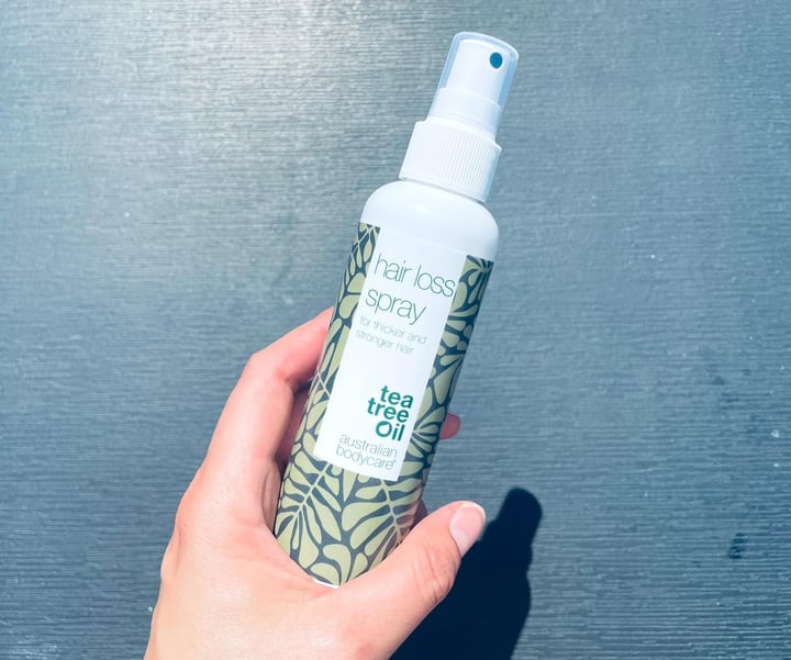 Australian Bodycare Hairloss Spray i hånd