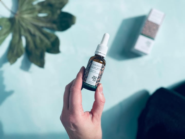 Australian Bodycare Hyaluronic Serum i hånd