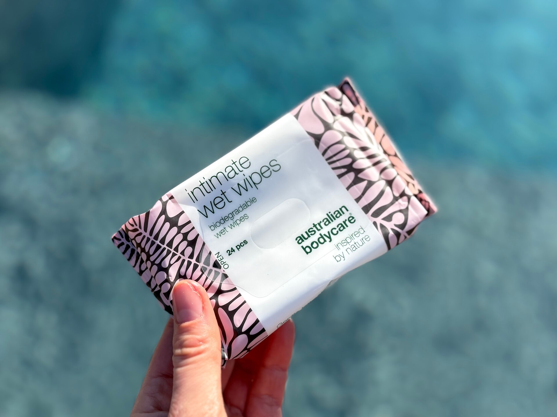 Australian Bodycare Intimate Wet Wipes i hånd