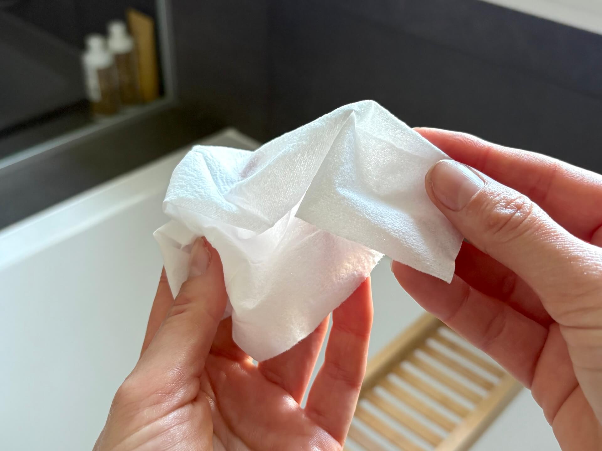 Australian Bodycare Intimate Wet Wipes vådserviet i hånd