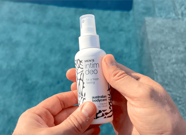 Australian Bodycare Men's Intim Deo i hænder på mand
