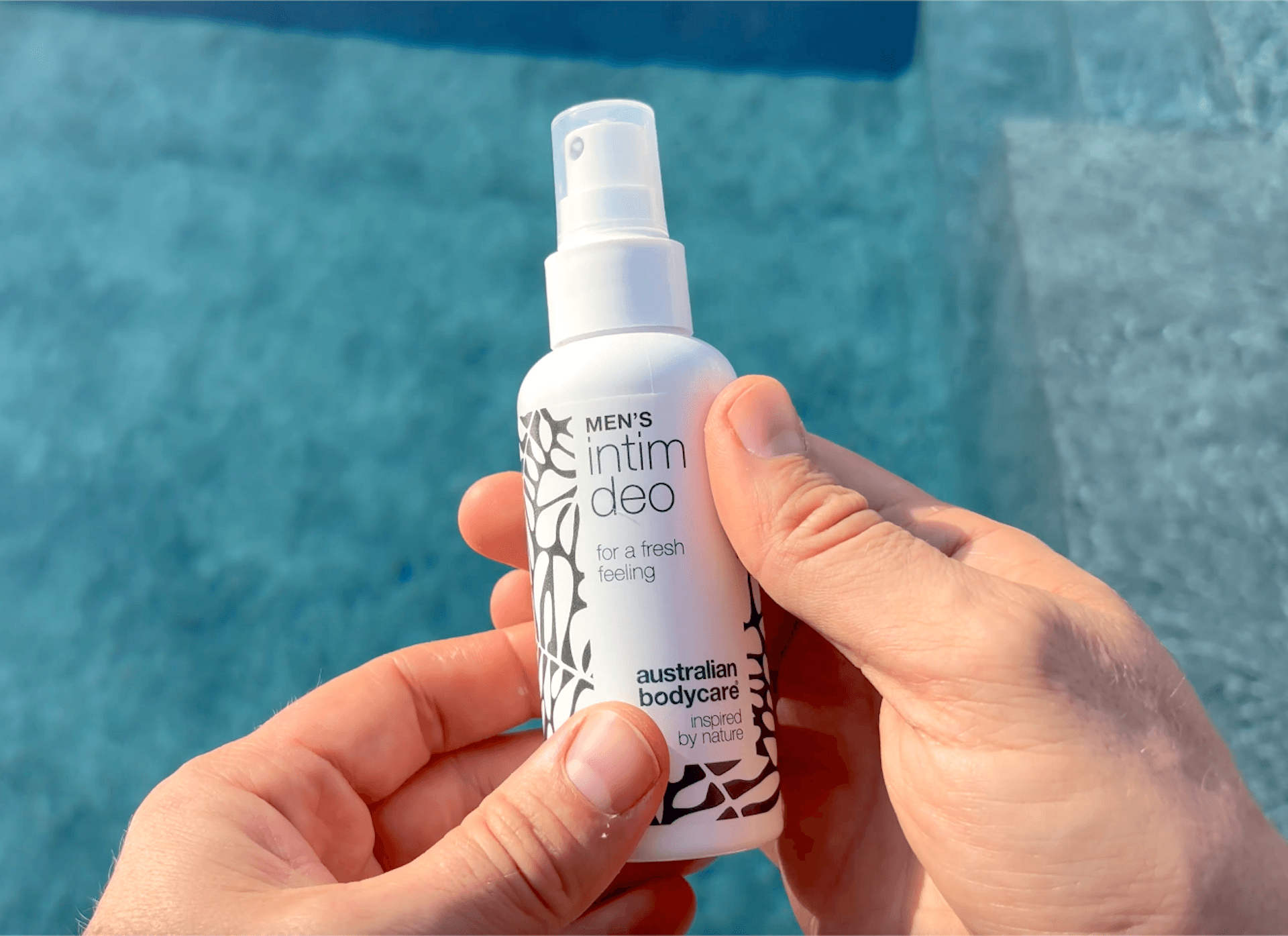 Australian Bodycare Men's Intim Deo i hænder på mand