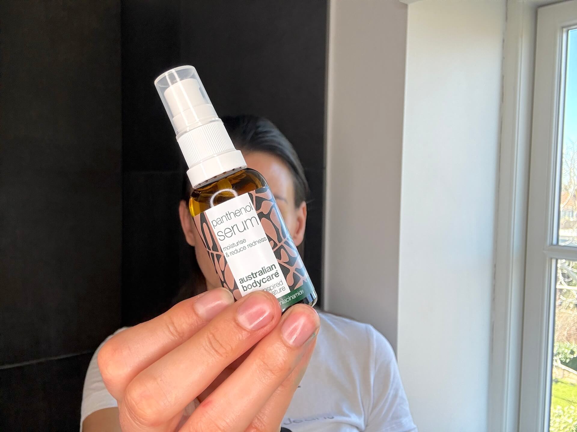 Australian Bodycare Panthenol Serum foran kvinde