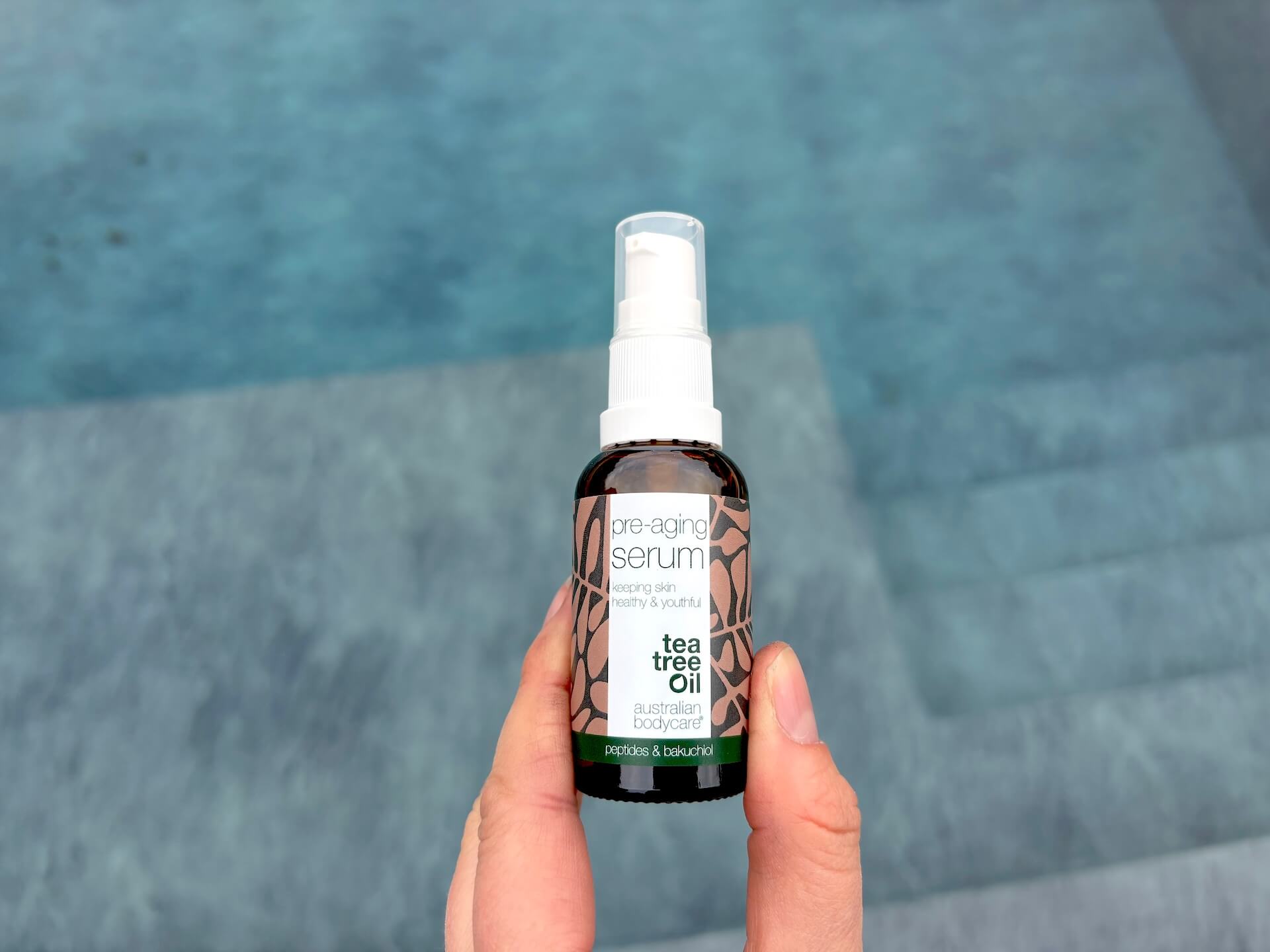 Australian Bodycare Pre-Aging Serum i hånd