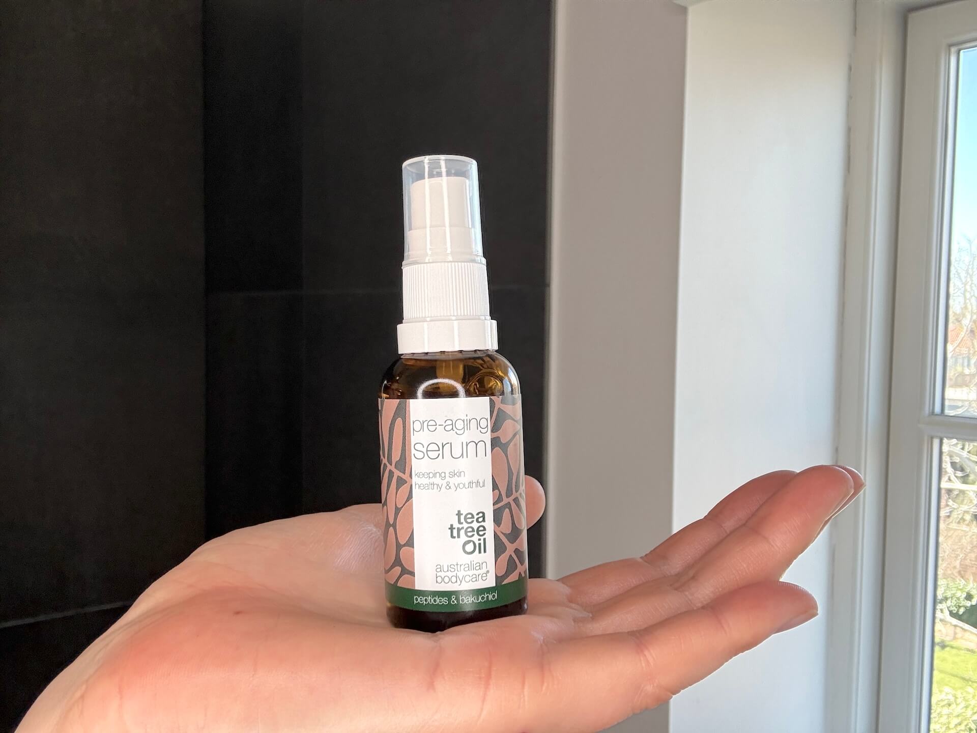 Australian Bodycare Pre-Aging Serum på hånd