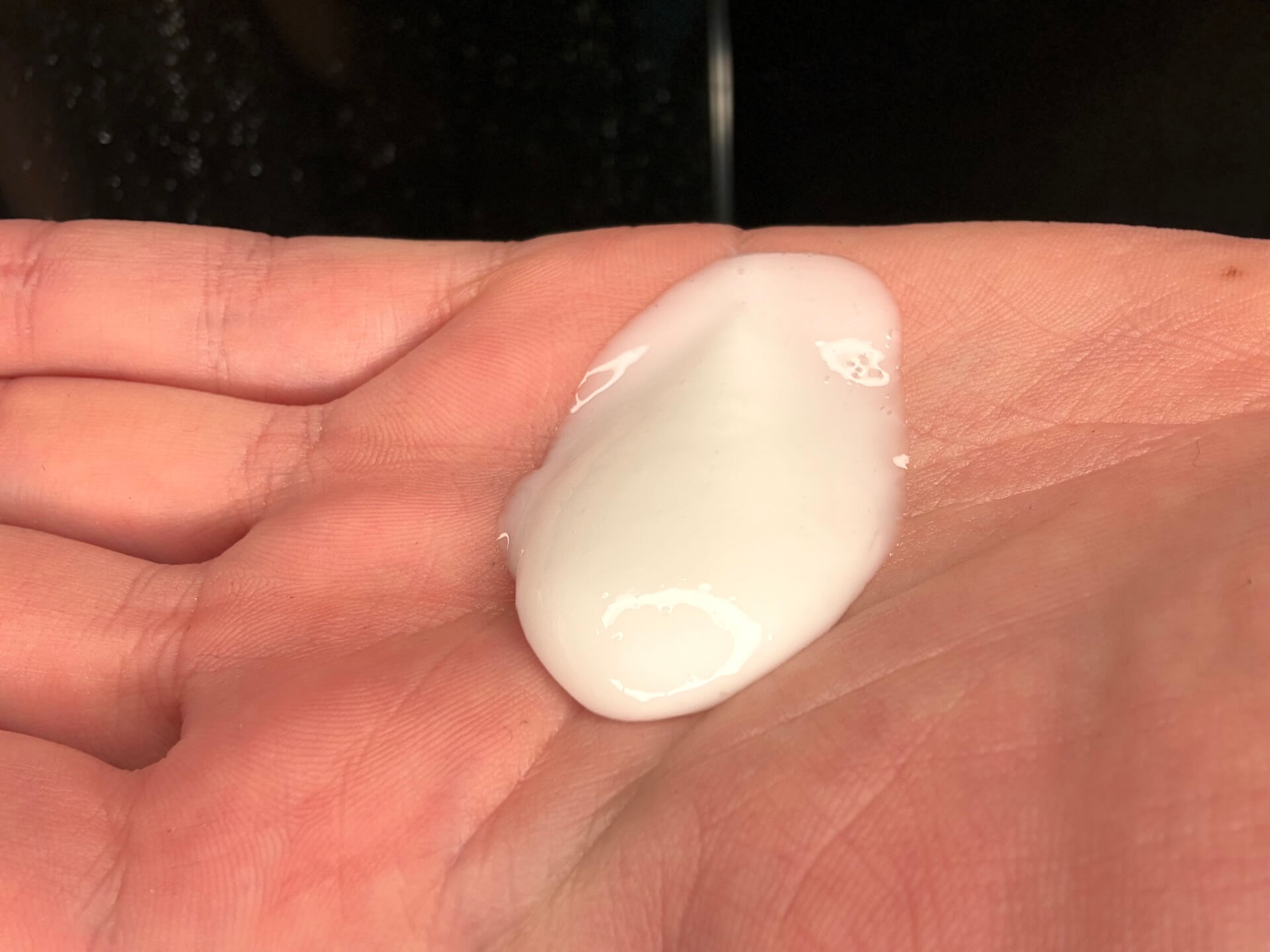 Australian Bodycare Salicylic Acid Body Lotion trykket ud i hånd