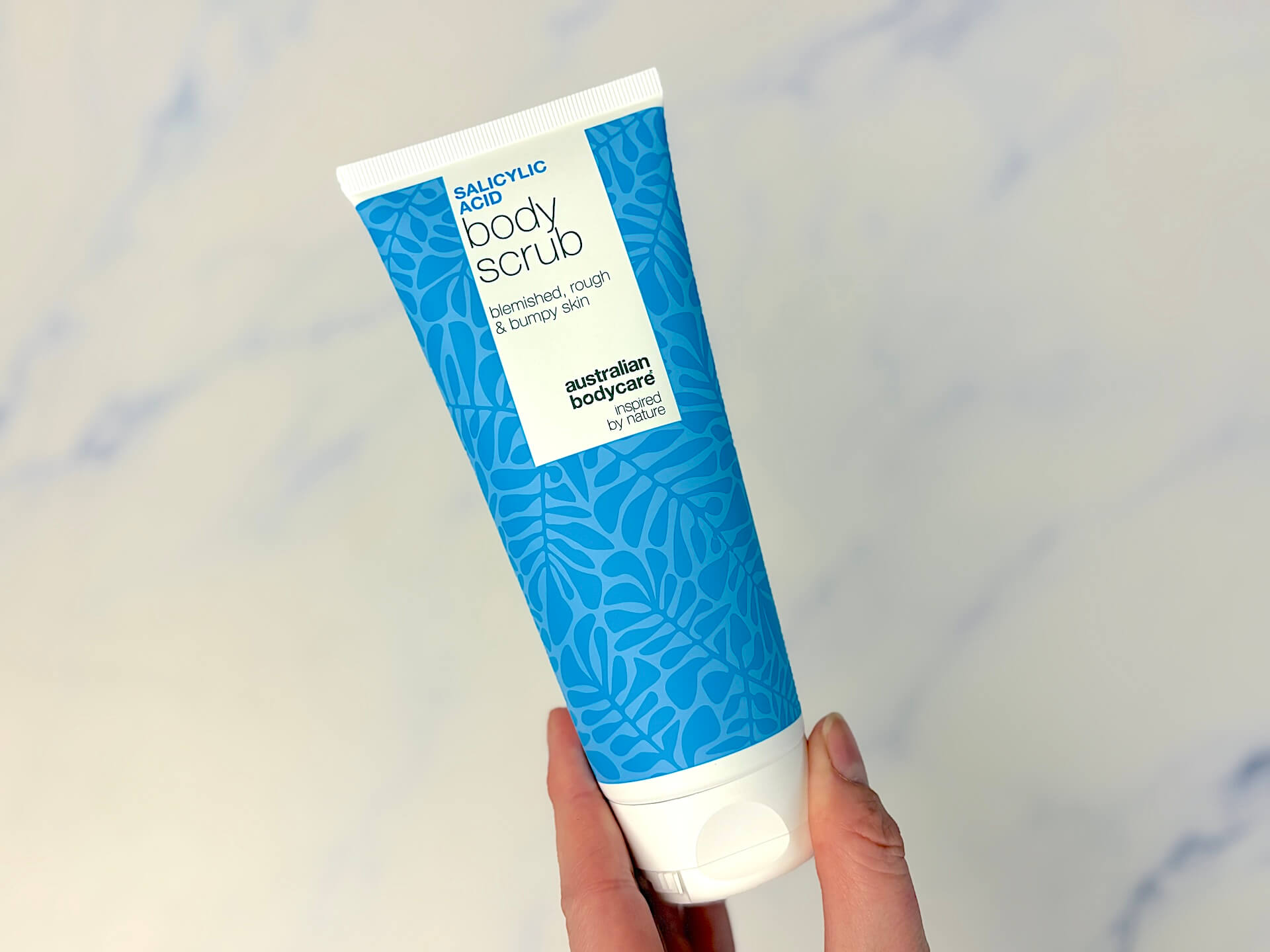 Australian Bodycare Salicylic Acid Body Scrub i hånd