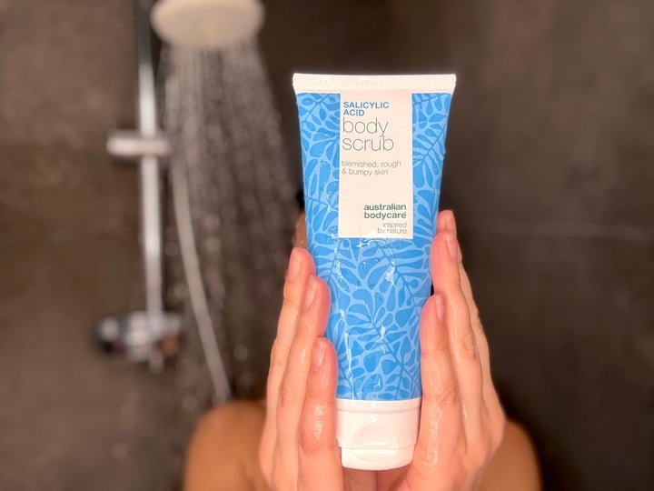 Australian Bodycare Salicylic Acid Body Scrub i hænder i bad