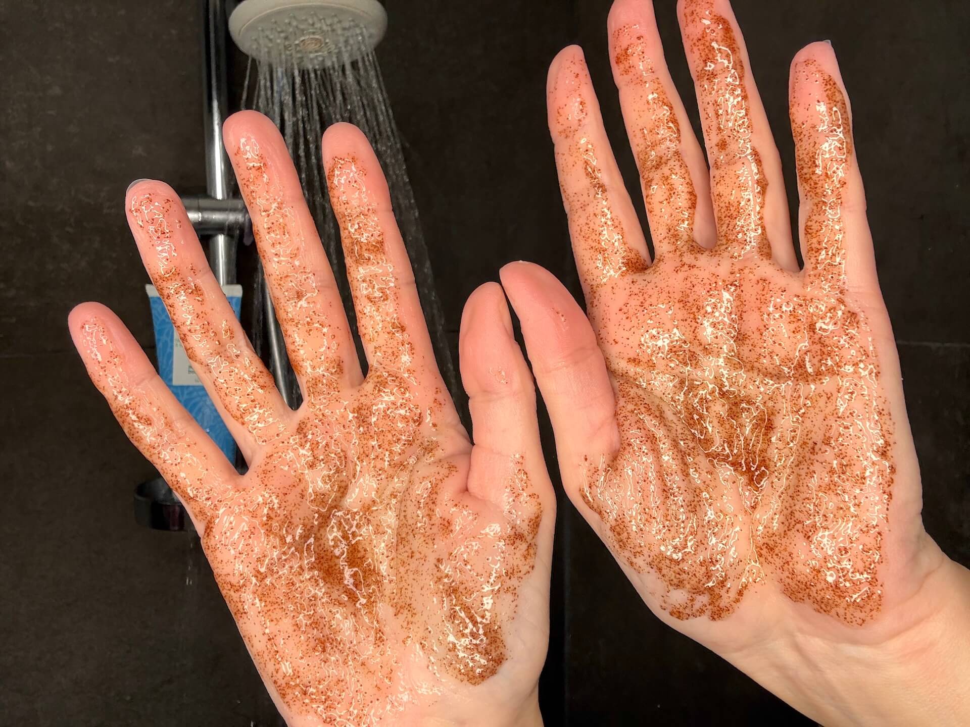 Australian Bodycare Salicylic Acid Body Scrub smurt ud på hænder