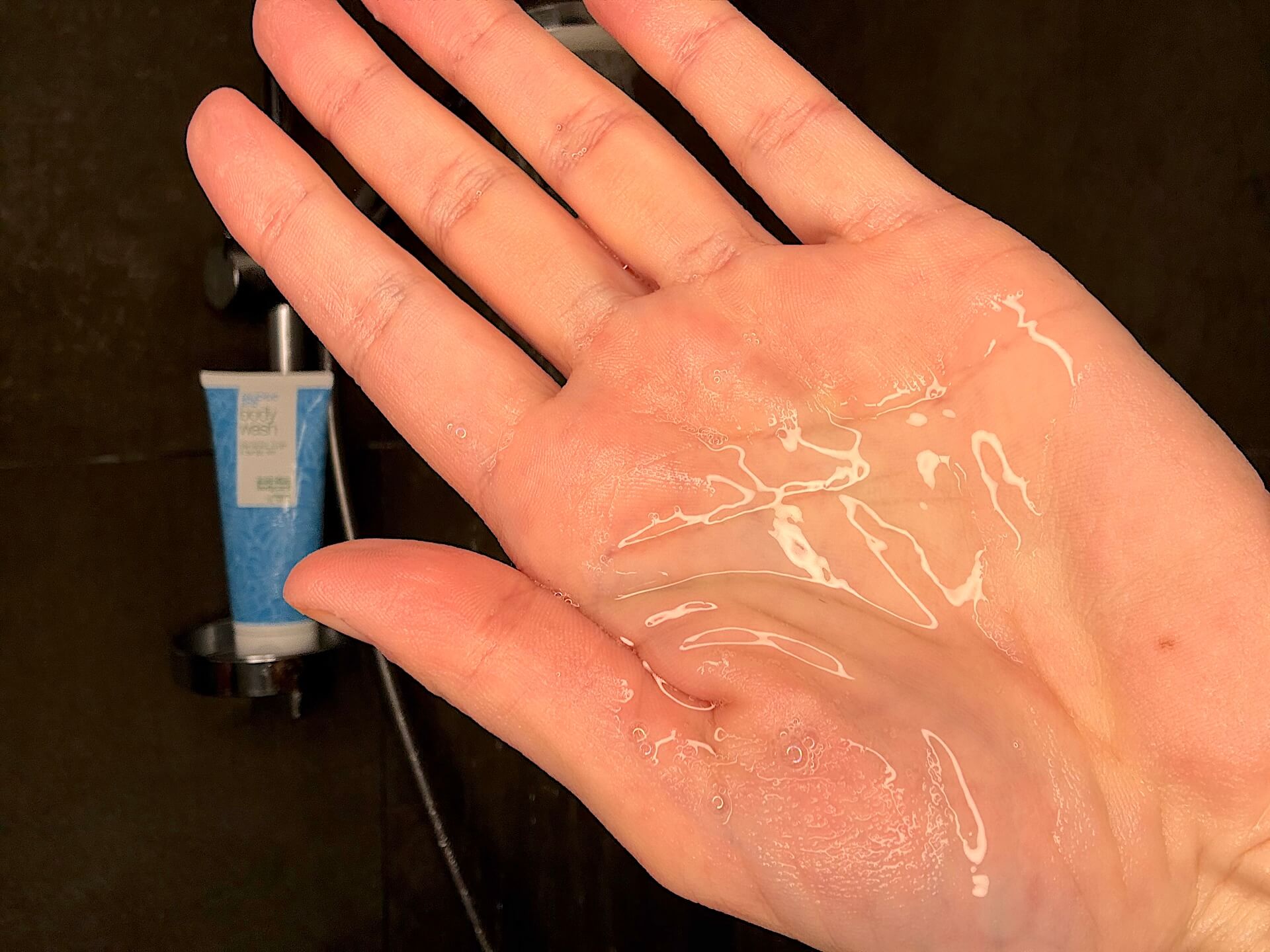 Australian Bodycare Salicylic Acid Body Wash trykket ud i hånd