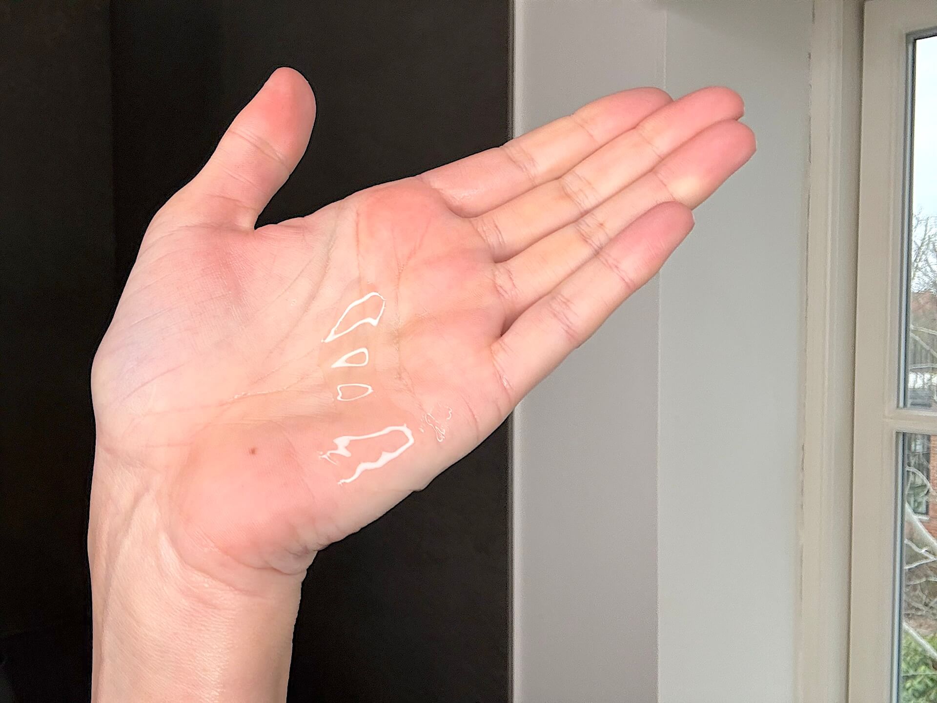 Australian Bodycare Salicylic Acid Face Cleanser trykket ud i hånd