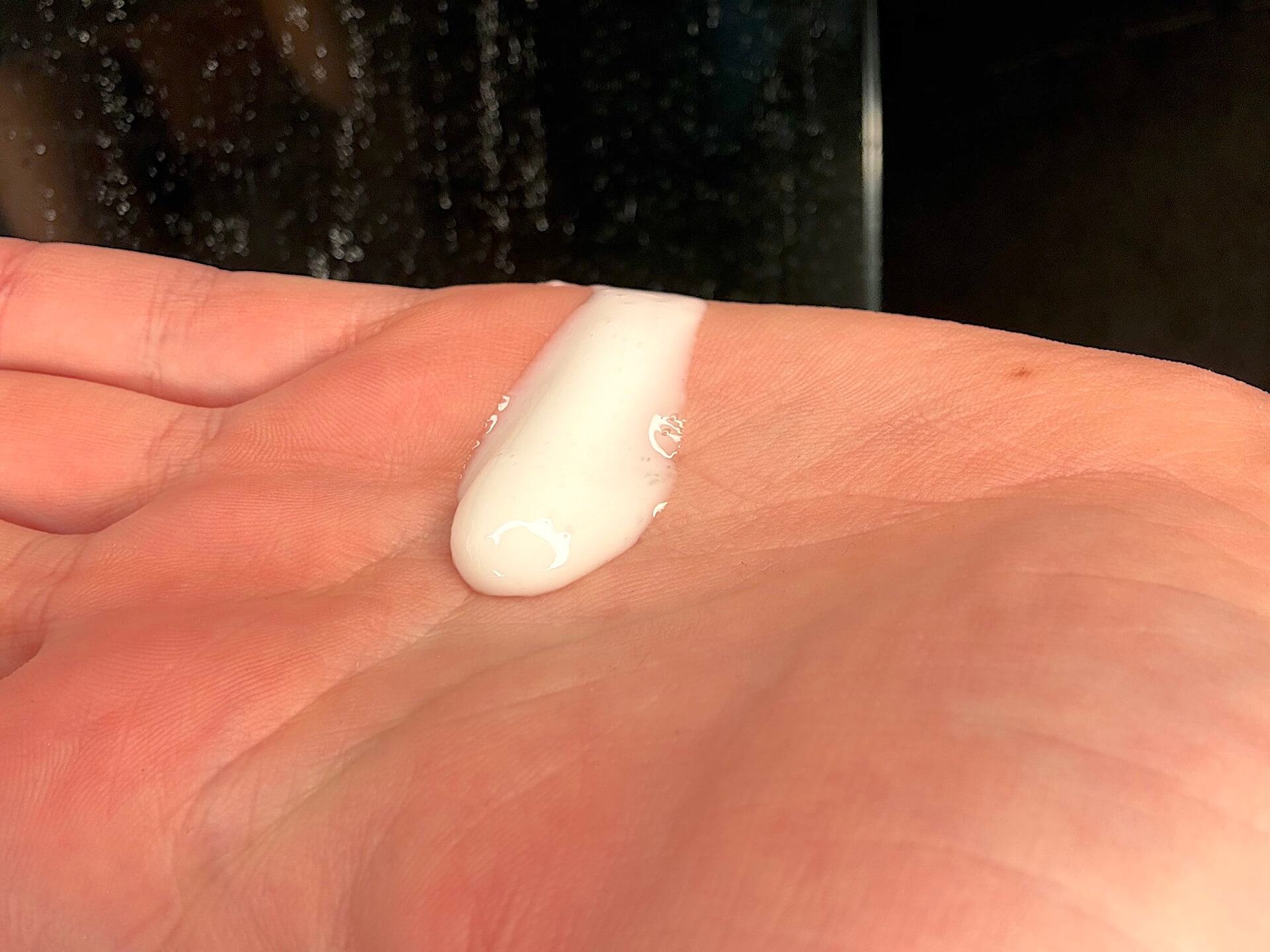 Australian Bodycare Salicylic Acid Keratosis Lotion trykket ud i hånd