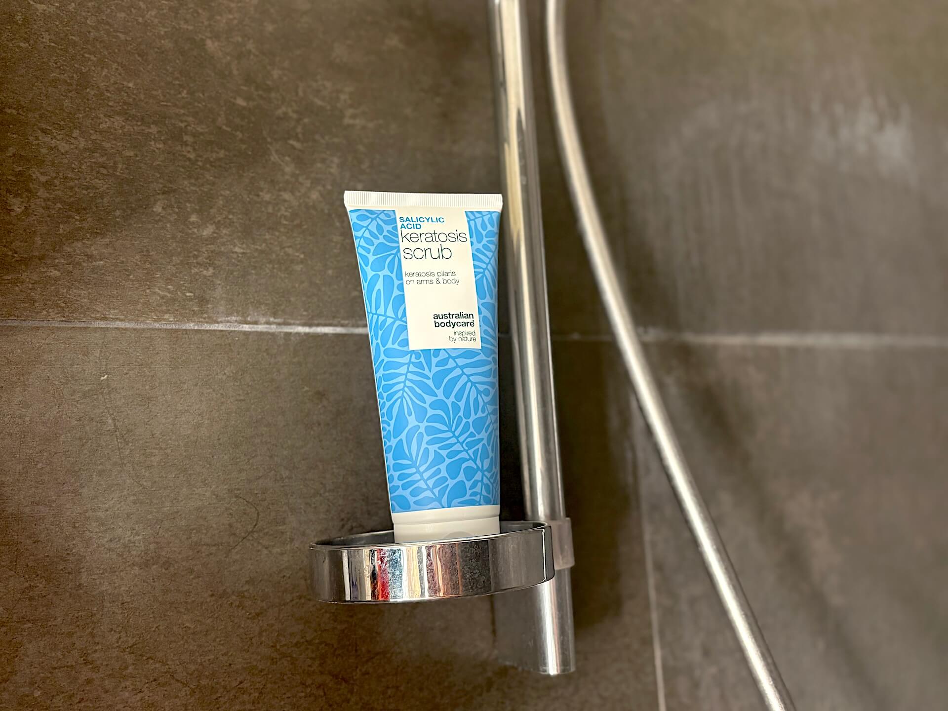 Australian Bodycare Salicylic Acid Keratosis Scrub i brusekabine