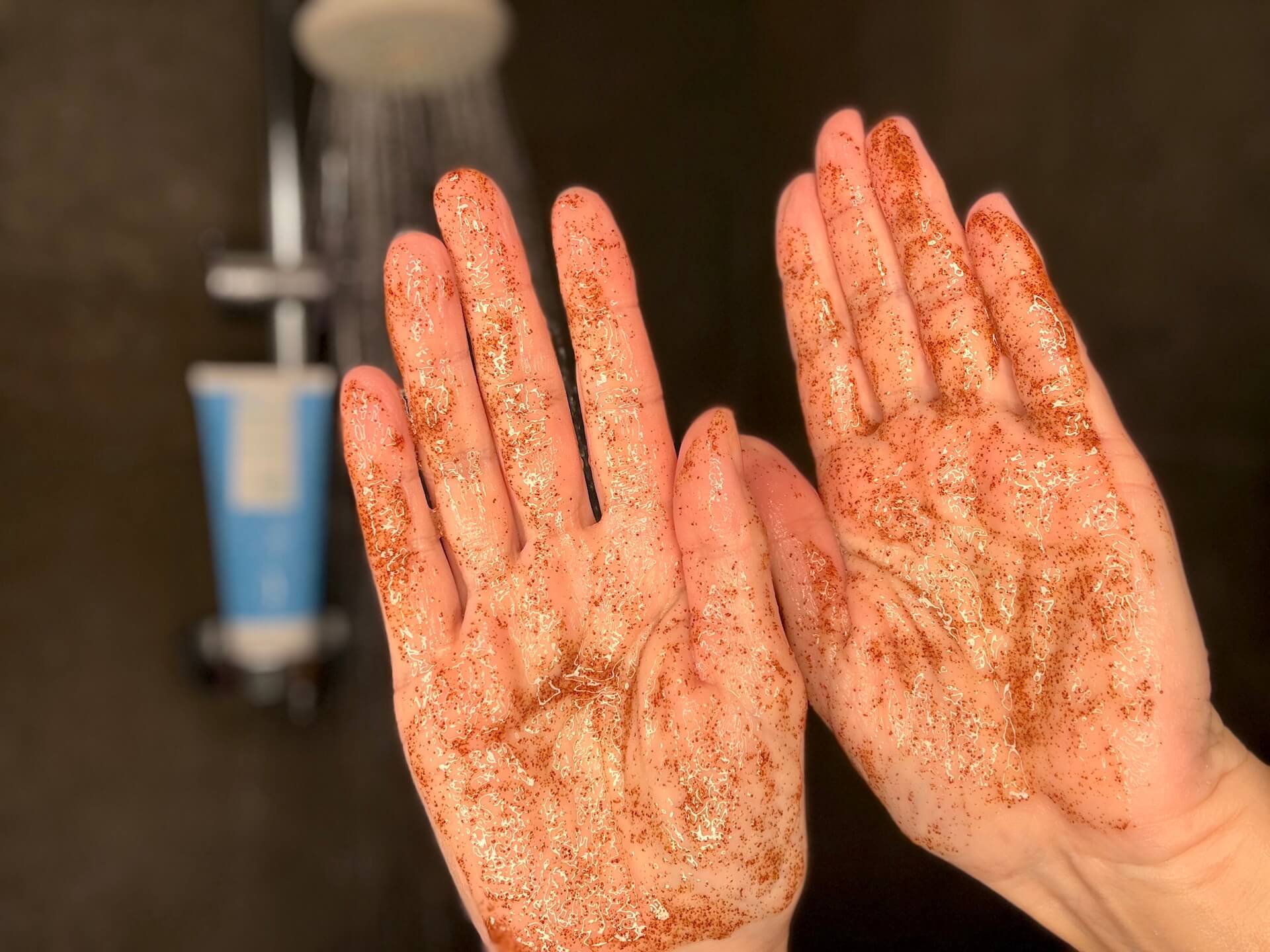 Australian Bodycare Salicylic Acid Keratosis Scrub i håndflader
