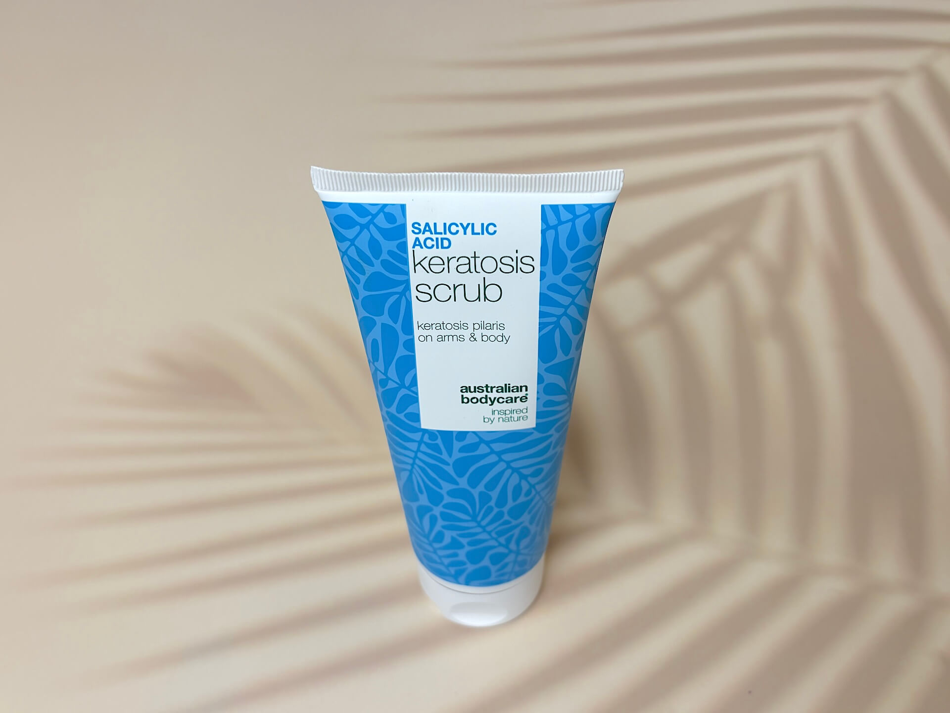 Australian Bodycare Salicylic Acid Keratosis Scrub på bord