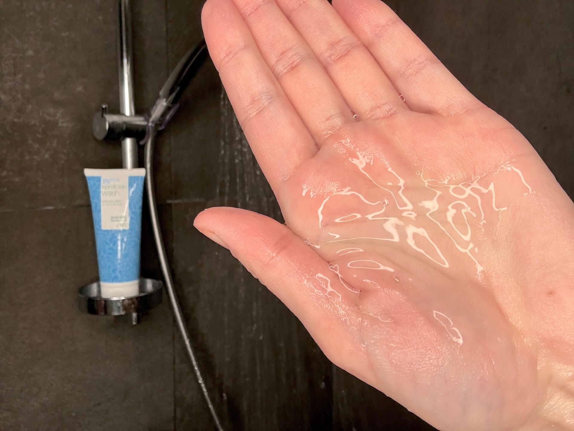 Australian Bodycare Salicylic Acid Keratosis Wash i håndflade