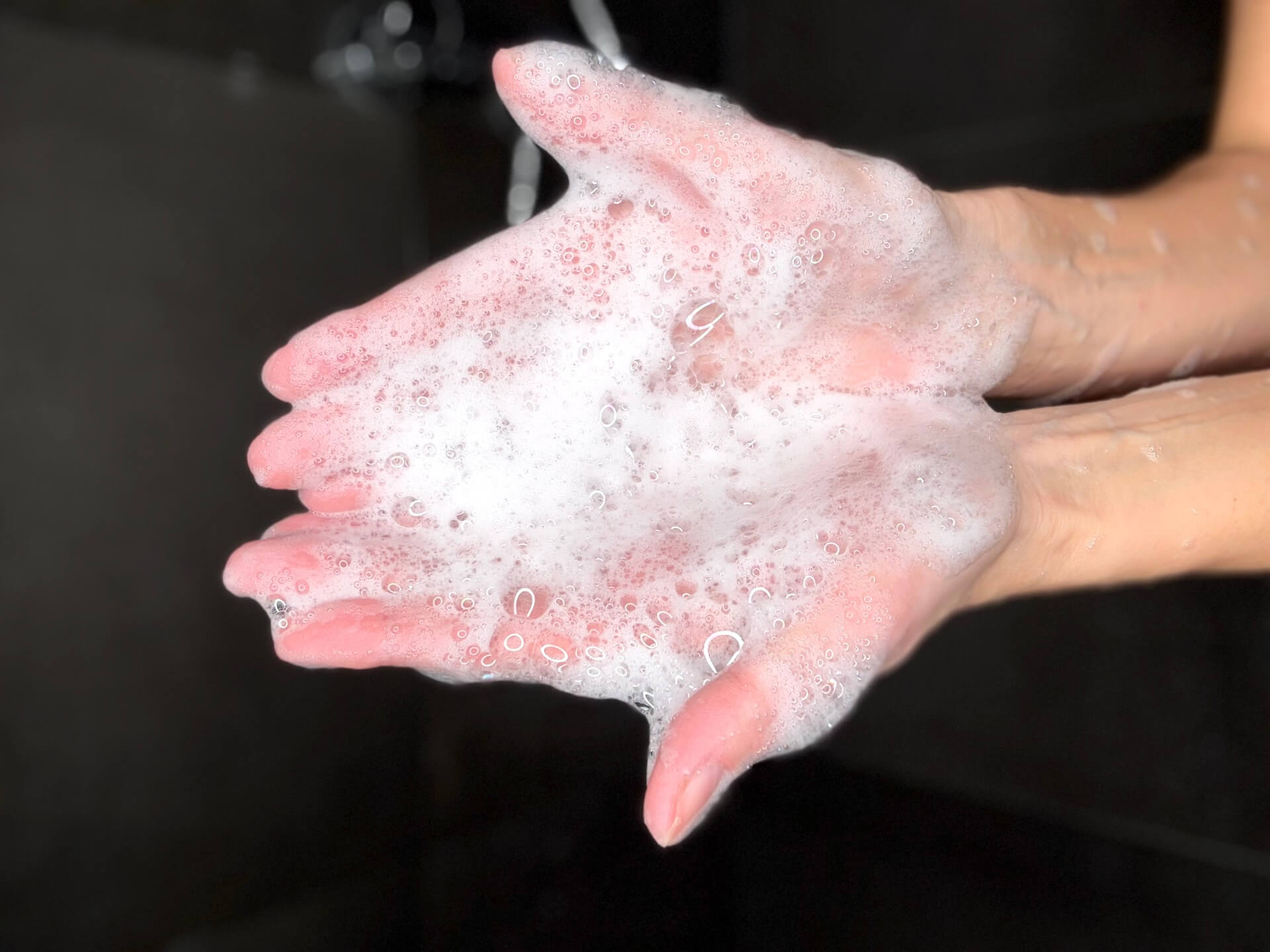 Australian Bodycare Salicylic Acid Keratosis Wash skummet op i hænder