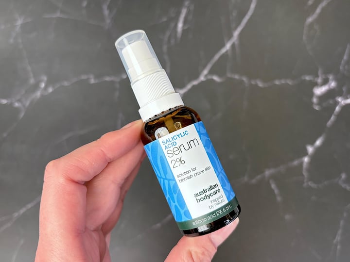 Australian Bodycare Salicylic Acid Serum 2% i hånd