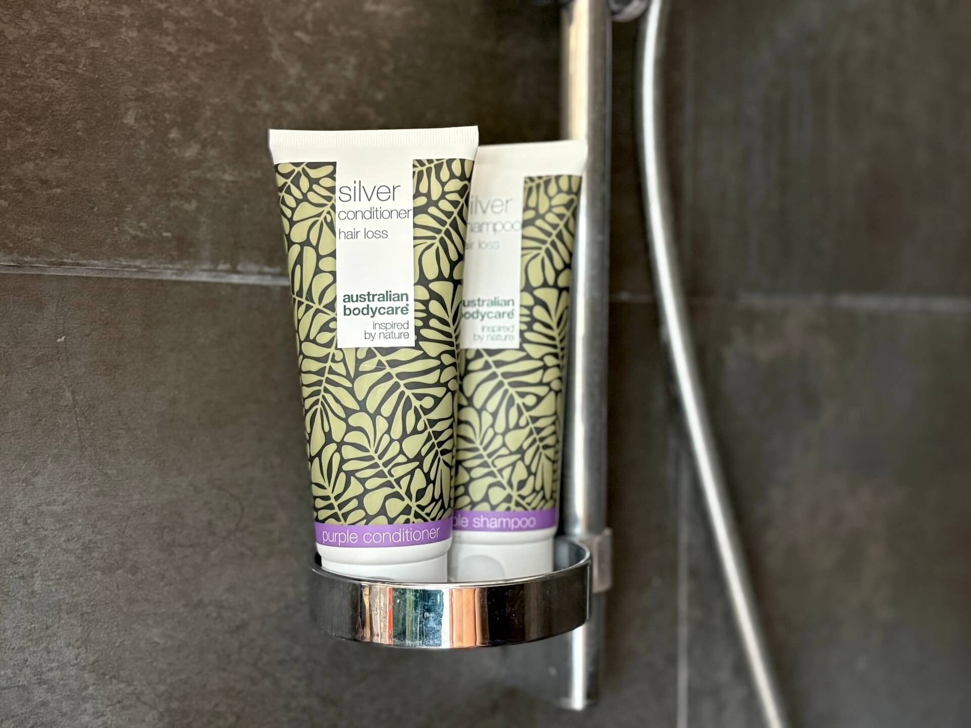 Australian Bodycare Silver Conditioner og shampoo i brusekabine